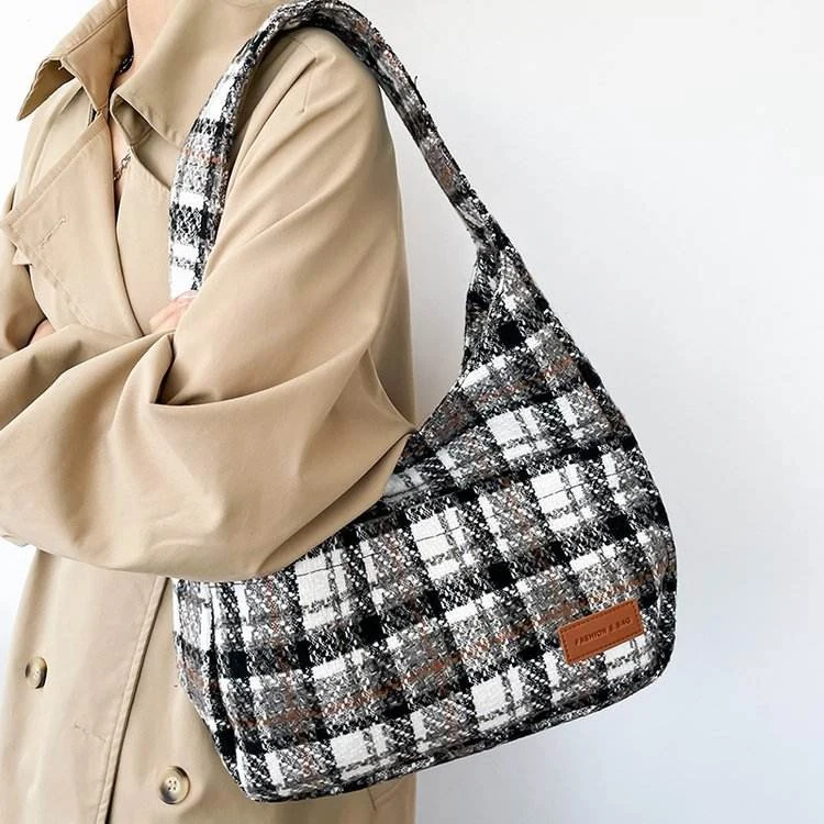 Check-Pattern Tweed Tote Bag with Magnetic Closure Black color SKU reference